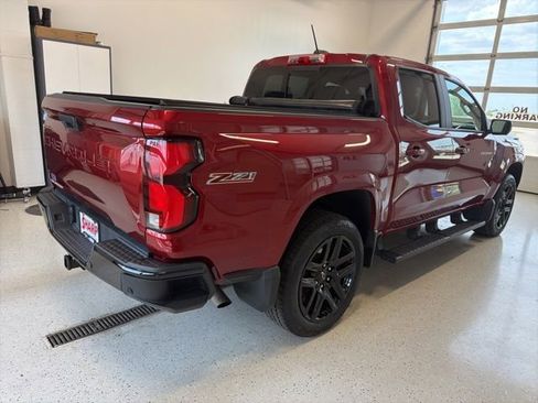 Used 2025 Chevrolet Colorado Z71 w/ Technology Package AWD/4WD image 9