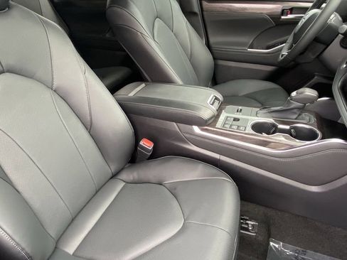Certified 2026 Toyota Highlander Limited AWD/4WD image 15