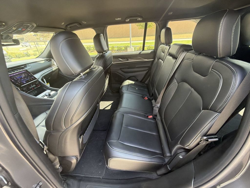Used 2025 Jeep Grand Cherokee Limited RWD image 21