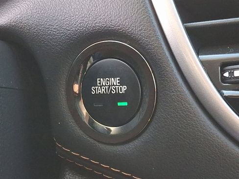 Used 2022 Chevrolet Trax LT w/ LT Convenience Package image 24