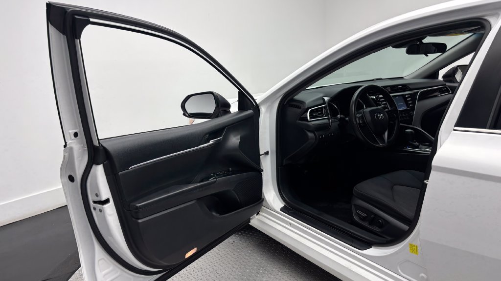 Used 2018 Toyota Camry LE FWD image 14