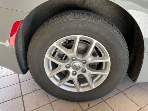 Used 2025 Chrysler Pacifica Select image 32