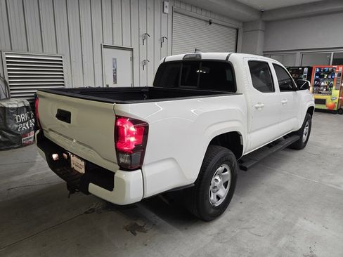 Used 2018 Toyota Tacoma SR image 7