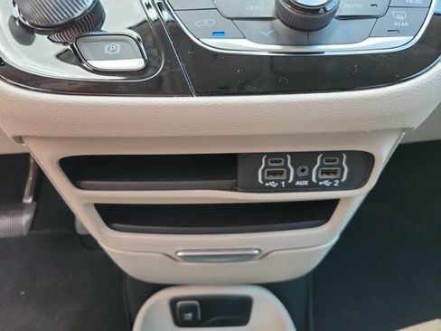 Used 2024 Chrysler Pacifica Touring-L FWD image 23
