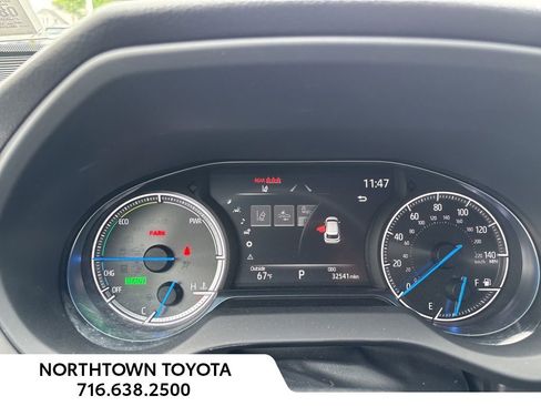 Used 2023 Toyota Venza LE image 19