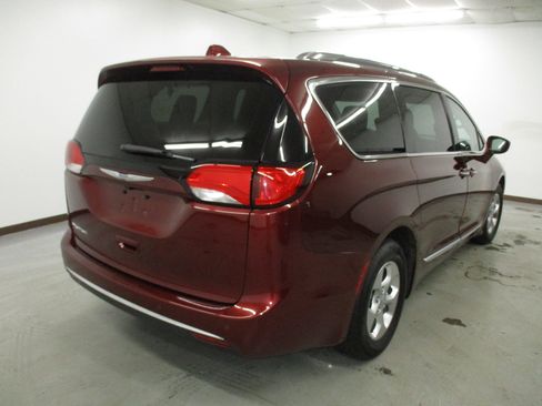 Used 2017 Chrysler Pacifica Touring-L Plus FWD image 6