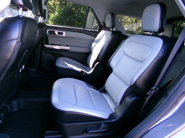 Used 2021 Ford Explorer XLT w/ Equipment Group 202A AWD/4WD image 15