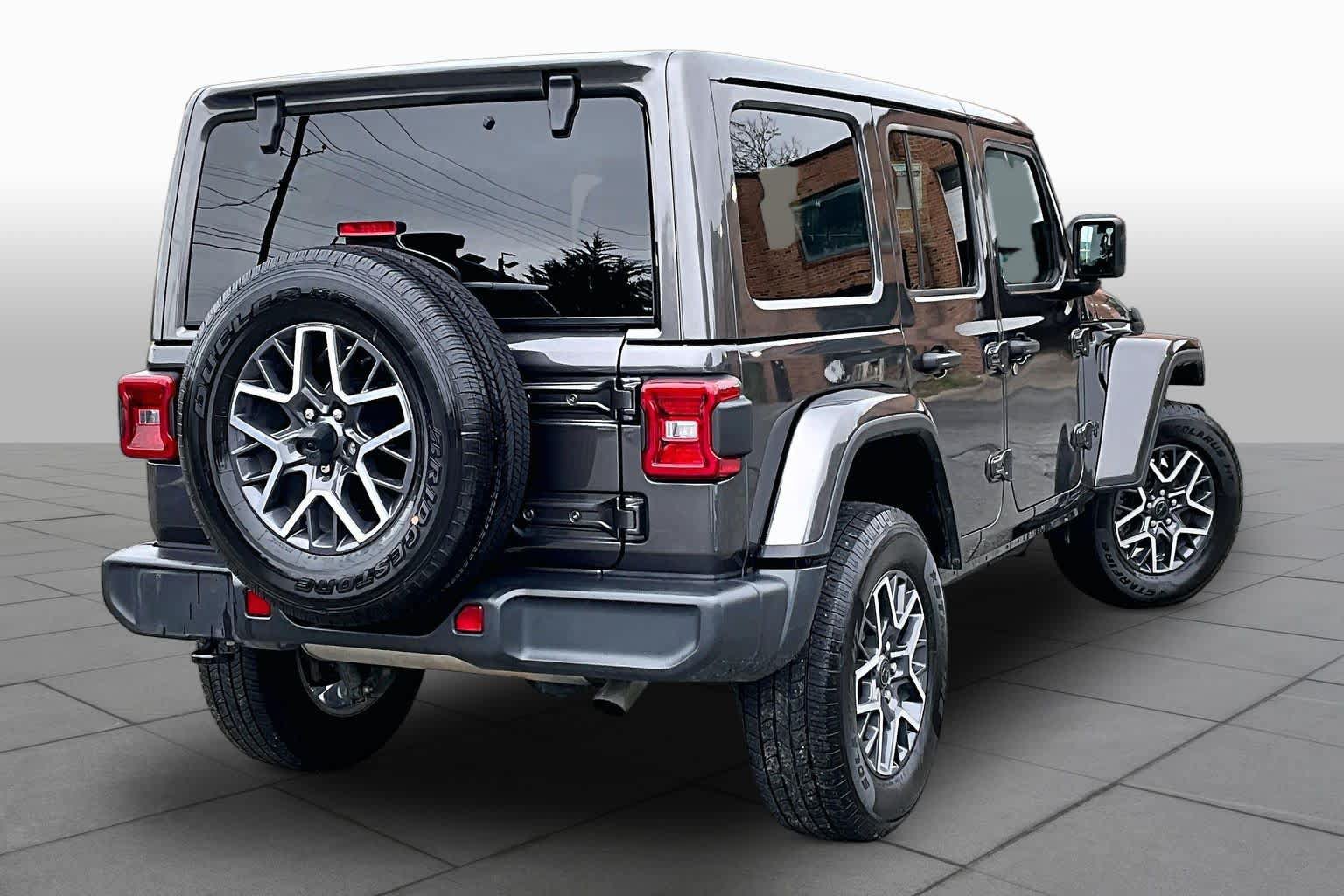 Used 2025 Jeep Wrangler Unlimited Sahara AWD/4WD image 13
