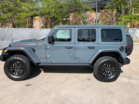 Used 2025 Jeep Wrangler Unlimited Rubicon image 2