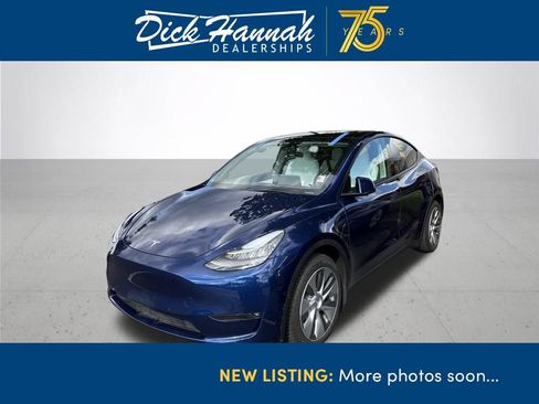 Used 2022 Tesla Model Y Long Range AWD/4WD image 1