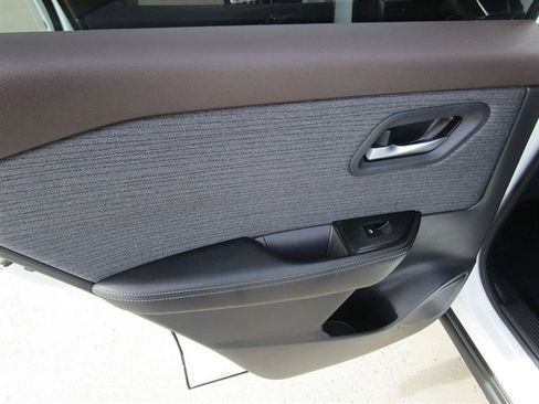 Used 2022 Nissan Rogue SV image 25