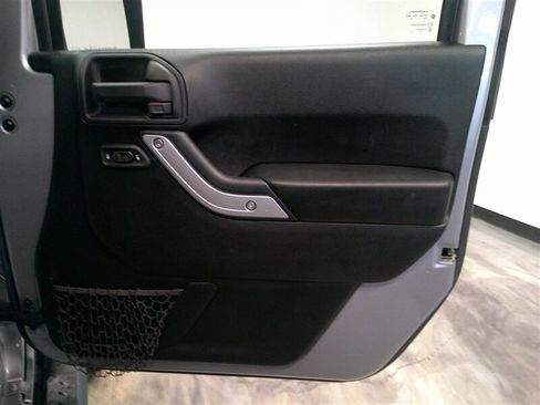 Used 2016 Jeep Wrangler Unlimited Rubicon w/ Connectivity Group image 34