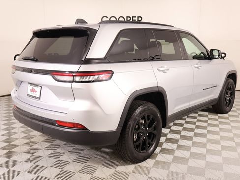 Used 2025 Jeep Grand Cherokee Altitude AWD/4WD image 20