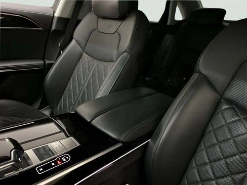 Used 2022 Audi S8 w/ S8 Comfort Plus Package AWD/4WD image 91
