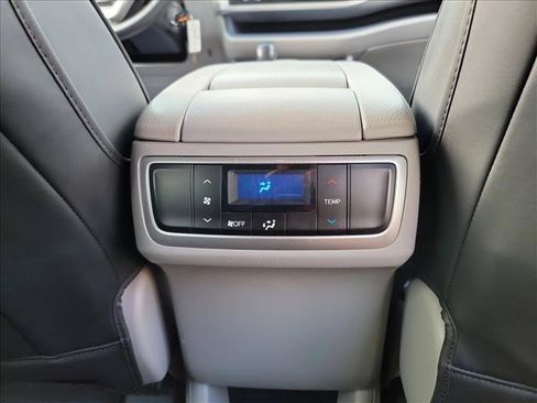 Used 2019 Toyota Highlander LE FWD image 17
