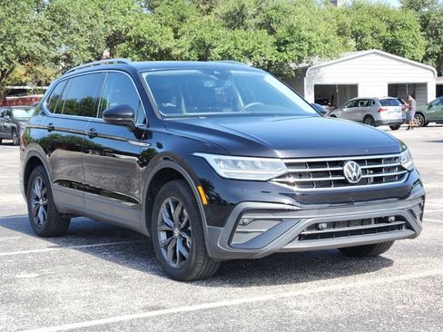 Used 2023 Volkswagen Tiguan SE w/ Panoramic Sunroof Package FWD image 2