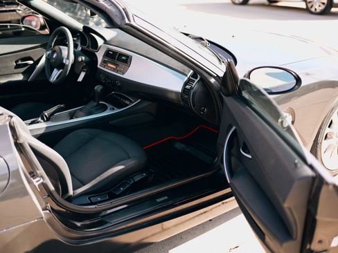 Used 2005 BMW Z4 2.5i image 13