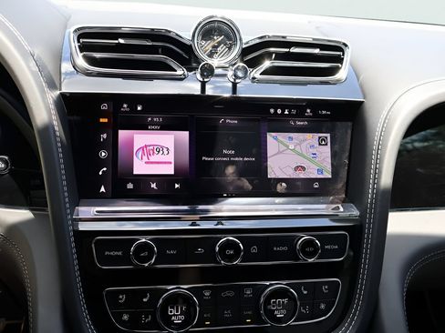 Used 2021 Bentley Bentayga Plug-In Hybrid AWD/4WD image 24