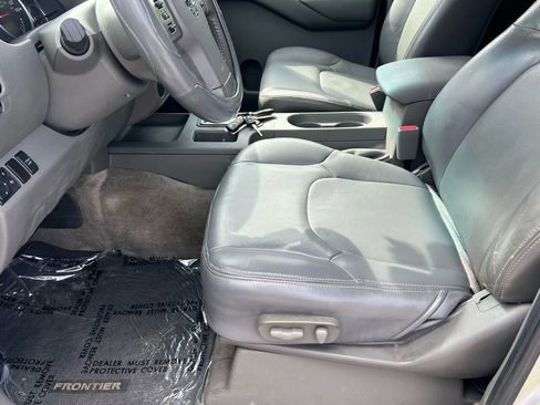 Used 2012 Nissan Frontier SL w/ Moonroof Pkg image 12