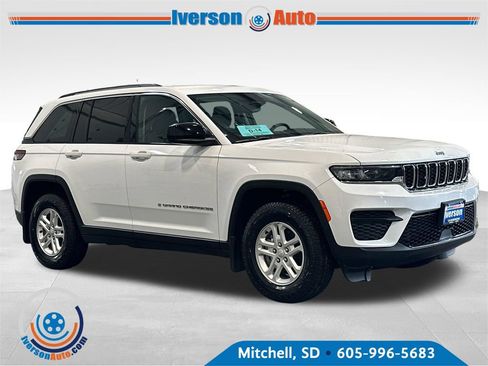 Used 2022 Jeep Grand Cherokee Laredo w/ Luxury Tech Group I AWD/4WD image 1