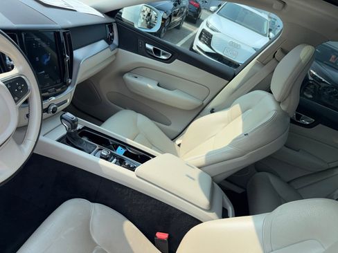 Used 2019 Volvo XC60 T5 Momentum w/ Premium Package FWD image 31