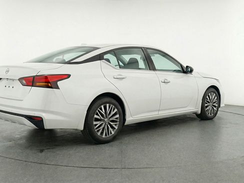 Used 2025 Nissan Altima 2.5 SV image 9