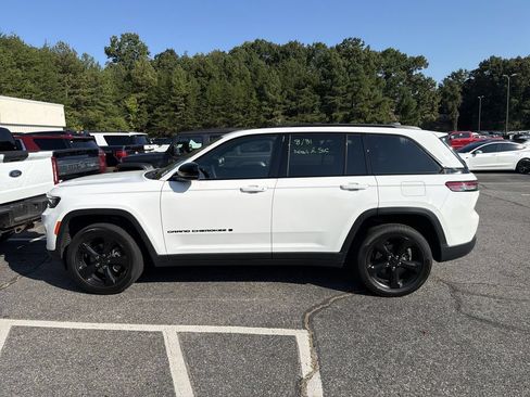 Used 2024 Jeep Grand Cherokee Altitude AWD/4WD image 5