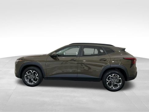 Used 2024 Chevrolet Trax LT w/ Sunroof Package FWD image 2