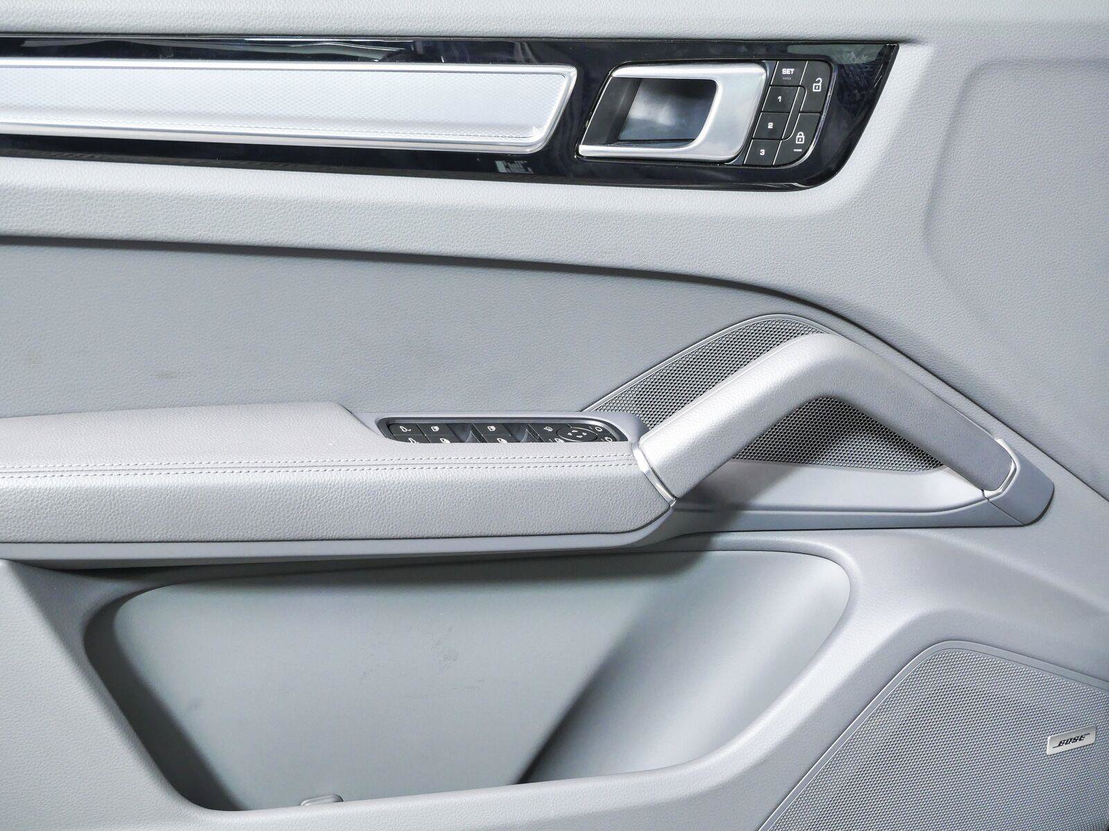 Certified 2023 Porsche Cayenne Platinum Edition AWD/4WD image 6