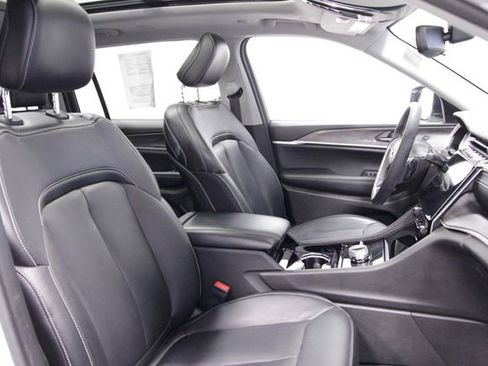 Used 2023 Jeep Grand Cherokee L Limited w/ Black Appearance Package image 12