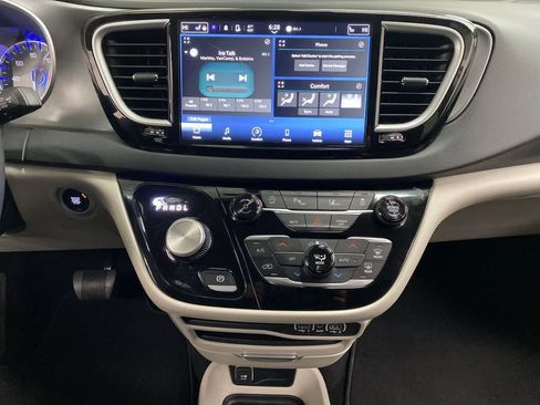 Used 2024 Chrysler Pacifica Touring-L FWD image 24