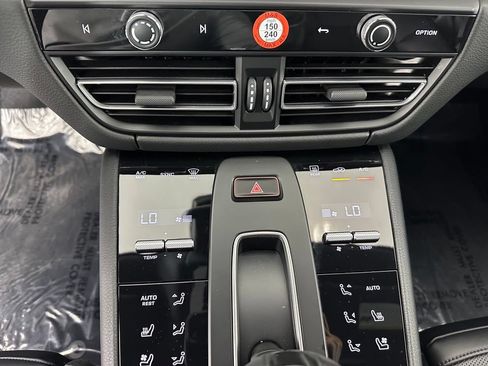 Certified 2025 Porsche Macan w/ Premium Package Plus AWD/4WD image 33