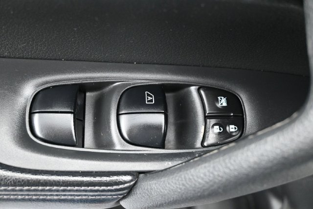Used 2016 Nissan Rogue SV w/ SV Premium Package AWD/4WD image 14