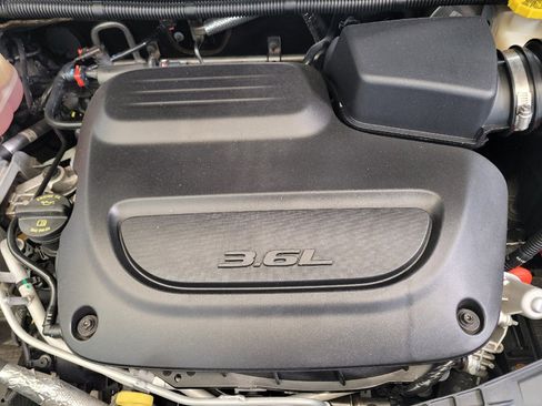 Used 2022 Chrysler Voyager LX FWD image 30