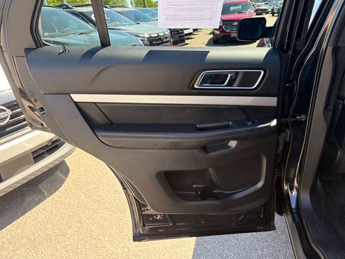 Used 2017 Ford Explorer XLT w/ Equipment Group 202A AWD/4WD image 13