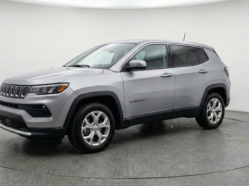 Used 2025 Jeep Compass Latitude image 3