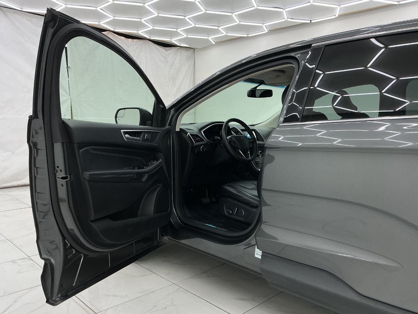 Used 2018 Ford Edge Titanium w/ Technology Package FWD image 16