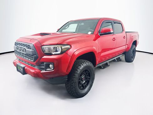 Used 2017 Toyota Tacoma TRD Sport w/ Tow Package RWD image 3