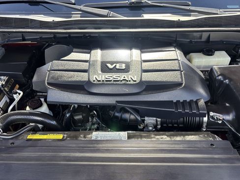 Used 2019 Nissan Titan SV w/ SV Convenience Package image 11