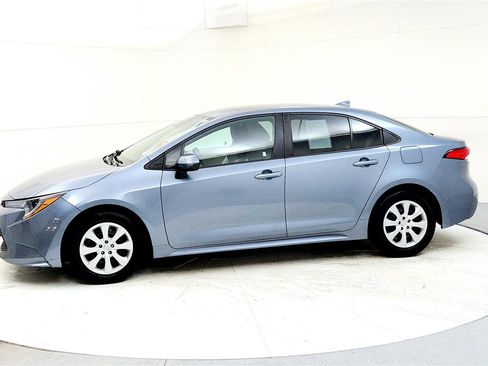 Used 2021 Toyota Corolla LE image 3