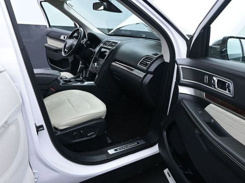 Used 2018 Ford Explorer Platinum AWD/4WD image 19