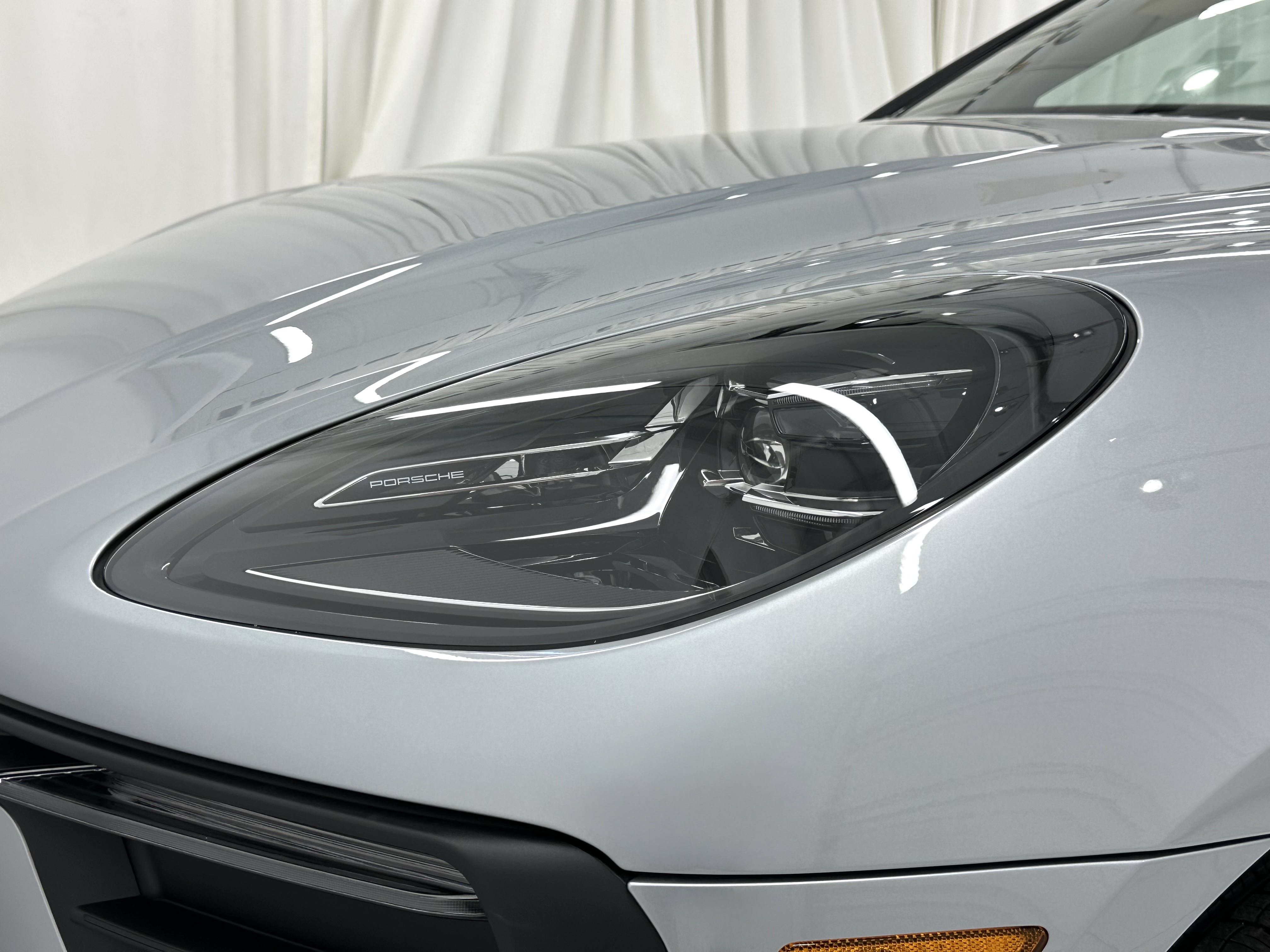 Used 2025 Porsche Macan AWD/4WD image 17