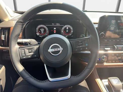 Used 2025 Nissan Pathfinder Platinum w/ Black Appearance Package AWD/4WD image 26