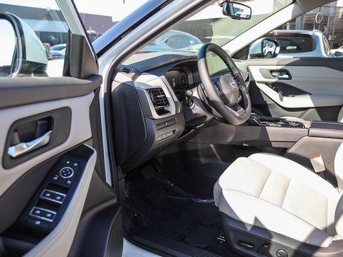 Used 2025 Nissan Rogue SL image 2