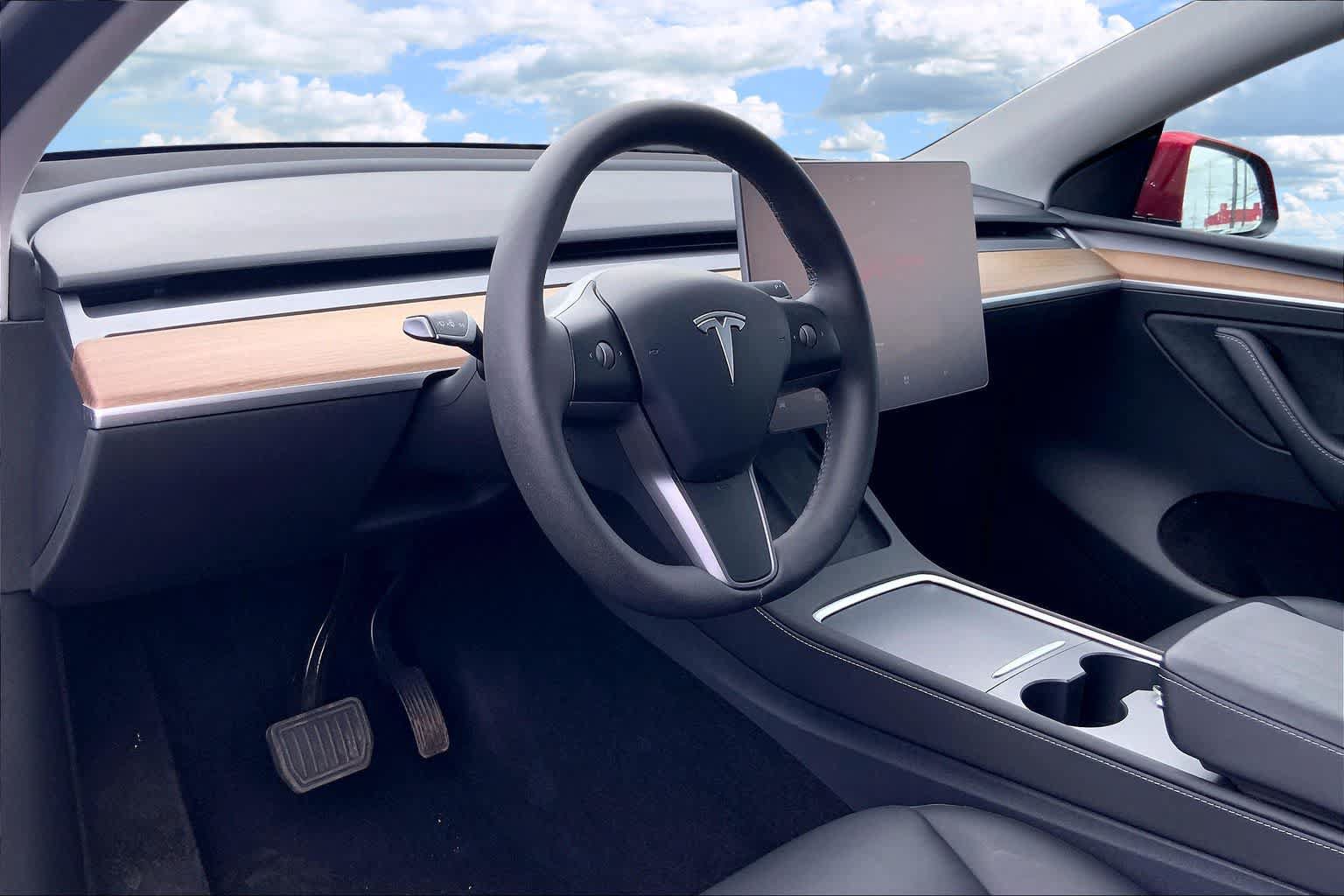 Used 2024 Tesla Model Y Long Range AWD/4WD image 2