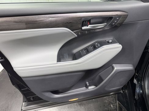 New 2026 Toyota Highlander Platinum image 22