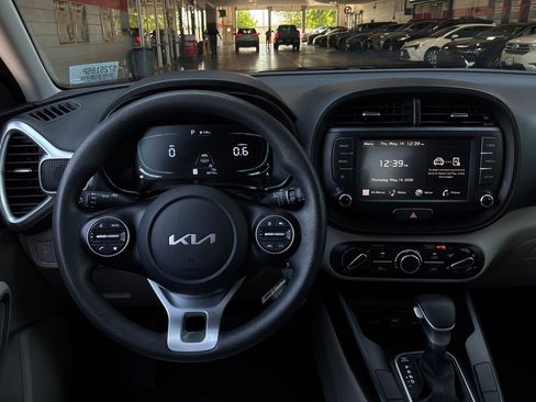 Used 2025 Kia Soul LX w/ LX Technology Package FWD image 11