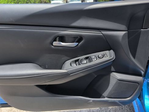 Used 2025 Nissan Sentra SV FWD image 11