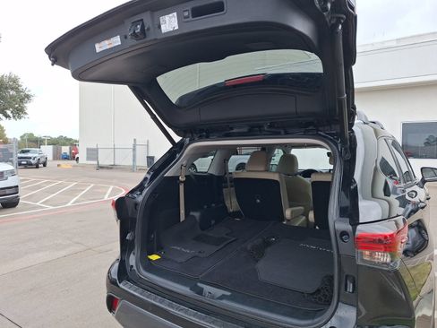 Used 2023 Toyota Highlander Limited image 40
