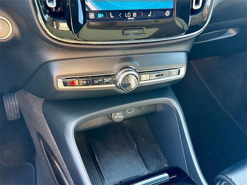 Used 2023 Volvo XC40 B5 Plus image 17